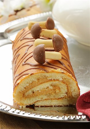 simsearch:400-07308560,k - Sweet cake roll with coffee cream garnished with sweet mushrooms Foto de stock - Super Valor sin royalties y Suscripción, Código: 400-06699032