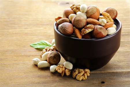 mix nuts - walnuts, hazelnuts, almonds on a wooden table Foto de stock - Super Valor sin royalties y Suscripción, Código: 400-06699116