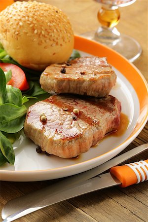 beef steak grilled with fresh salad garnish Foto de stock - Super Valor sin royalties y Suscripción, Código: 400-06699371