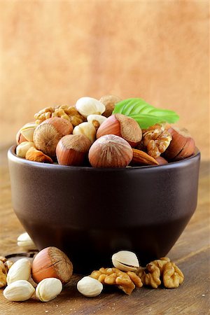 mix nuts - walnuts, hazelnuts, almonds on a wooden table Foto de stock - Super Valor sin royalties y Suscripción, Código: 400-06699446