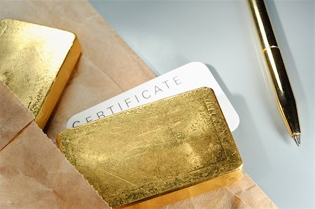 simsearch:400-06861194,k - Processing and global trading of precious metals. Gold bars, certificate, pen and paper pack. Closeup. Stockbilder - Microstock & Abonnement, Bildnummer: 400-06699710