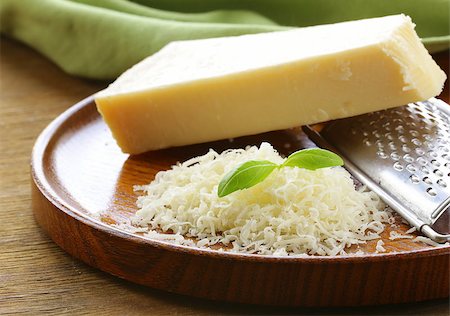 ralador de queijo - grated parmesan cheese and metal grater on wooden plate Foto de stock - Super Valor sin royalties y Suscripción, Código: 400-06699848