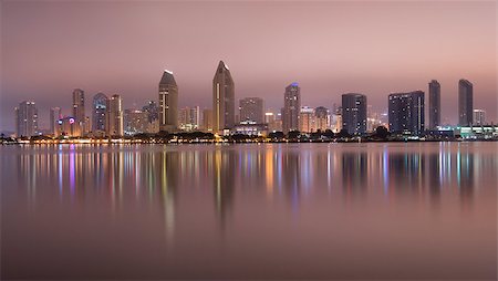 expansión urbana - San Diego Skyline from Coronado late at night Foto de stock - Super Valor sin royalties y Suscripción, Código: 400-06691721