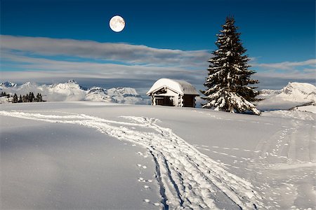 Full Moon above Small Hut and Fir Tree on the Top of the Mountain in Megeve, French Alps Foto de stock - Royalty-Free Super Valor e Assinatura, Número: 400-06692566