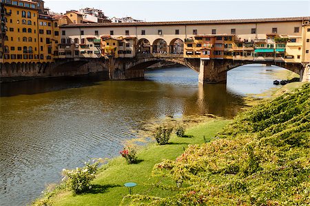 simsearch:400-05919541,k - Ponte Vecchio Bridge Across Arno River in Florence at Morning, Italy Foto de stock - Super Valor sin royalties y Suscripción, Código: 400-06692560