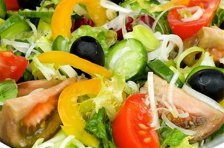 simsearch:400-04304448,k - Background of Vegetable Salad with Tomatoes, Yellow Bell Pepper, Leek, Black Olive, Cucumber, Lettuce and Olive Oil closeup Photographie de stock - Aubaine LD & Abonnement, Code: 400-06692767