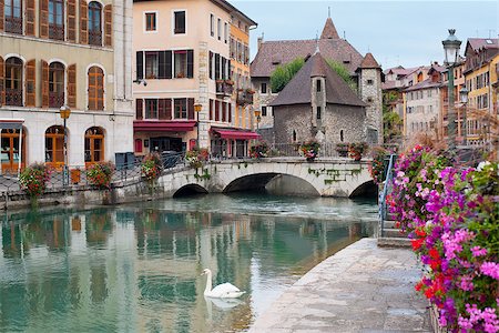 swan river - Wonderful view of Annecy and Palais de l'Isle in september. Foto de stock - Royalty-Free Super Valor e Assinatura, Número: 400-06692847