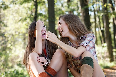 simsearch:400-07303759,k - two girlfriends outdoor laughing Stockbilder - Microstock & Abonnement, Bildnummer: 400-06693034