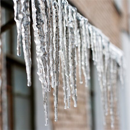 icicles which are hanging down from a roof. Photographie de stock - Aubaine LD & Abonnement, Code: 400-06700523