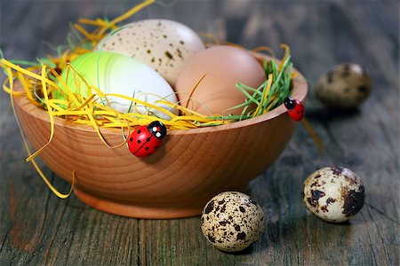 simsearch:400-07422530,k - Colored eggs in a bowl on a wooden table. Fotografie stock - Microstock e Abbonamento, Codice: 400-06700596