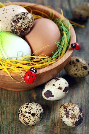 simsearch:400-07422530,k - Colored eggs in a bowl on a wooden table. Fotografie stock - Microstock e Abbonamento, Codice: 400-06700597