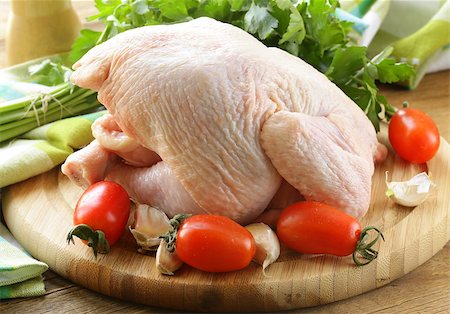 fresh raw chicken on a cutting board with vegetables and herbs Photographie de stock - Aubaine LD & Abonnement, Code: 400-06700799