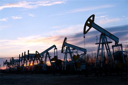 oil pumps at sunset sky  background Foto de stock - Super Valor sin royalties y Suscripción, Código: 400-06700941