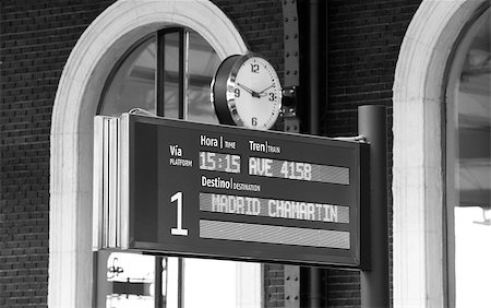 Signpost on a railway station with clock Foto de stock - Royalty-Free Super Valor e Assinatura, Número: 400-06701060