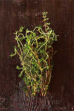 Bundle of fresh thyme on a wet wooden board. Photographie de stock - Aubaine LD & Abonnement, Code: 400-06701427