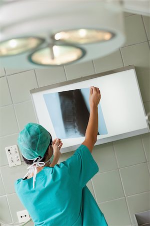 simsearch:6109-06195999,k - Surgeon holding a x-ray in a surgical room Stock Photo - Budget Royalty-Free & Subscription, Code: 400-06734106