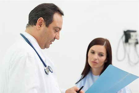 simsearch:400-06734647,k - Doctor and a patient talking in an examination room Stock Photo - Budget Royalty-Free & Subscription, Code: 400-06734123