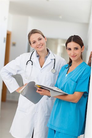 simsearch:400-06875952,k - Nurse and a doctor holding a file in a hallway in a hospital Stockbilder - Microstock & Abonnement, Bildnummer: 400-06734249