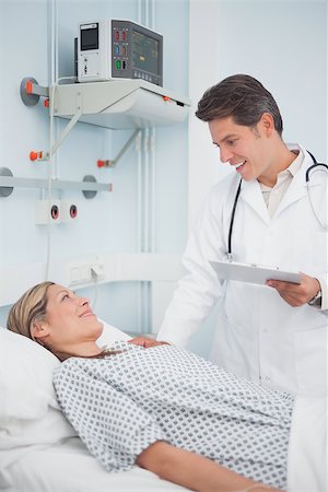 simsearch:400-06734741,k - Doctor speaking to his patient in hospital ward Photographie de stock - Aubaine LD & Abonnement, Code: 400-06734390