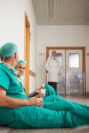 simsearch:400-06734621,k - Surgeons talking next to a doctor in hospital Stock Photo - Budget Royalty-Free & Subscription, Code: 400-06734628