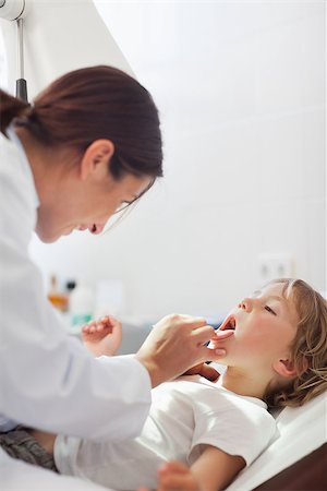 simsearch:400-06734741,k - Doctor examining a child in hospital ward Photographie de stock - Aubaine LD & Abonnement, Code: 400-06734637