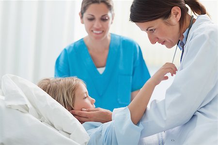 simsearch:400-06734741,k - Doctor touching a child in hospital ward Photographie de stock - Aubaine LD & Abonnement, Code: 400-06734729