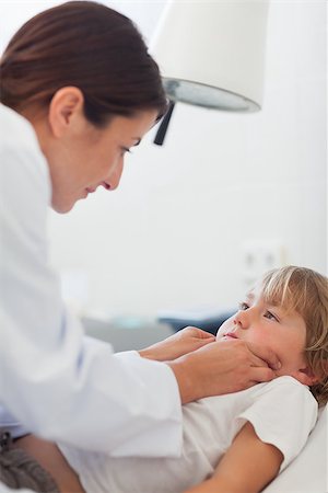 simsearch:400-06734647,k - Doctor auscultating a child in hospital ward Stock Photo - Budget Royalty-Free & Subscription, Code: 400-06734736