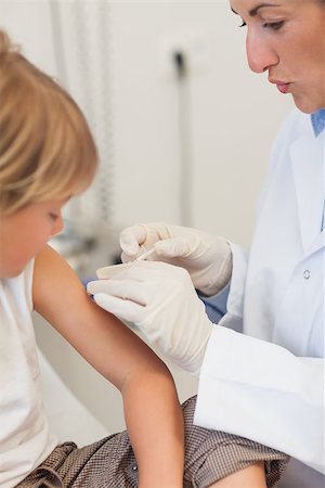 simsearch:400-06734647,k - Doctor injecting liquid in a child arm in examination room Stock Photo - Budget Royalty-Free & Subscription, Code: 400-06734739