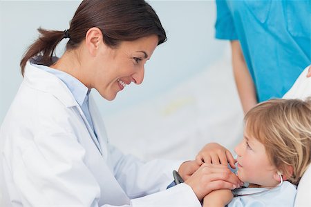 simsearch:400-06734647,k - Doctor holding hands of a child in hospital ward Stock Photo - Budget Royalty-Free & Subscription, Code: 400-06734730