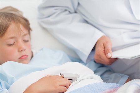 elettrocardiogramma - Child sleeping on a medical bed in hospital ward Fotografie stock - Microstock e Abbonamento, Codice: 400-06734731