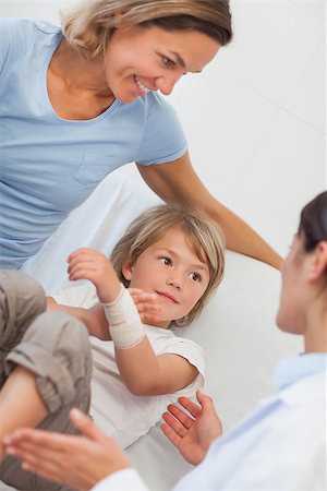 simsearch:400-06734741,k - Child touching his bandage at his forearm in examination room Photographie de stock - Aubaine LD & Abonnement, Code: 400-06734744