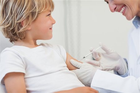 simsearch:400-06734741,k - Doctor giving to a child an injection in examination room Photographie de stock - Aubaine LD & Abonnement, Code: 400-06734741