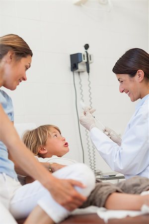 simsearch:400-06734741,k - Afraid child looking at a syringe in examination room Photographie de stock - Aubaine LD & Abonnement, Code: 400-06734742
