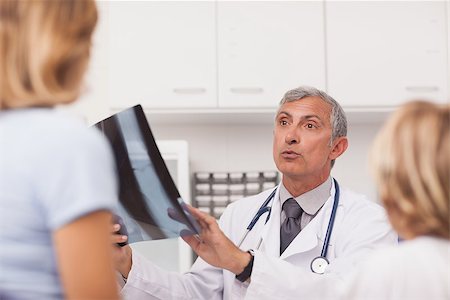 simsearch:400-06734647,k - Doctor explaining the X-ray to patients in hospital ward Stock Photo - Budget Royalty-Free & Subscription, Code: 400-06734765