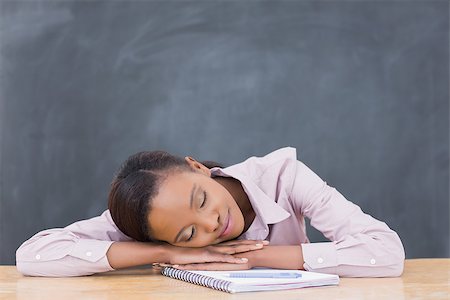 sleeping in a classroom - Black woman leaning her head on desk with closed eyes in a classroom Foto de stock - Super Valor sin royalties y Suscripción, Código: 400-06735428