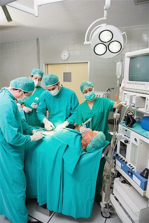 simsearch:400-06735487,k - Nurse holding a mask on a patient in an operating theatre Fotografie stock - Microstock e Abbonamento, Codice: 400-06735584