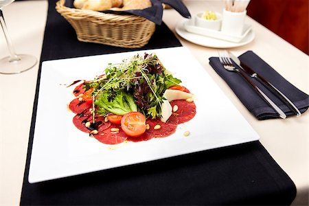 simsearch:400-05731277,k - Beef carpaccio with salad and Parmesan cheese Photographie de stock - Aubaine LD & Abonnement, Code: 400-06735637