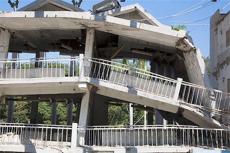 simsearch:400-06078492,k - building destroyed during the earthquake Fotografie stock - Microstock e Abbonamento, Codice: 400-06736467