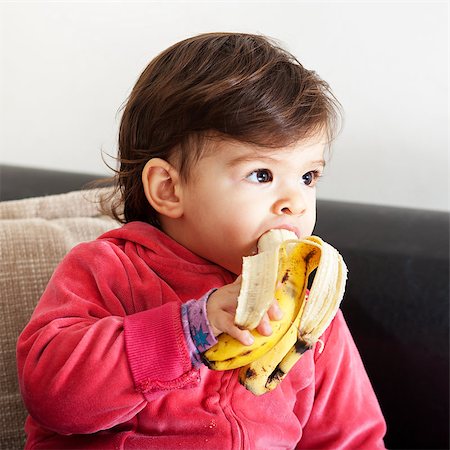 Little girl eating banana all alone Photographie de stock - Aubaine LD & Abonnement, Code: 400-06737151