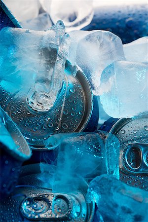 Wet dripping cans and melting ice cubes Photographie de stock - Aubaine LD & Abonnement, Code: 400-06737353