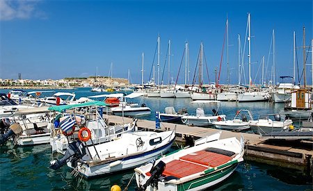 rethymno - At the city pier in Rethymno see a lot of small boats. In the background is seen the city. Stockbilder - Microstock & Abonnement, Bildnummer: 400-06737759