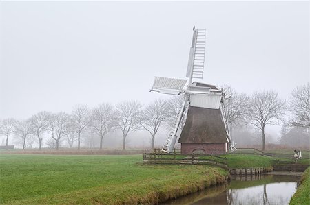 simsearch:400-06741971,k - Dutch windmill in dense fog, by canal in Groningen Foto de stock - Super Valor sin royalties y Suscripción, Código: 400-06738047