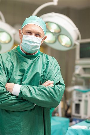 simsearch:400-06734621,k - Surgeon crossing his arms while standing in a surgical room Stock Photo - Budget Royalty-Free & Subscription, Code: 400-06733968