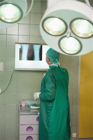 simsearch:400-06734621,k - Surgeon looking at x-rays in a surgical room Stock Photo - Budget Royalty-Free & Subscription, Code: 400-06733976