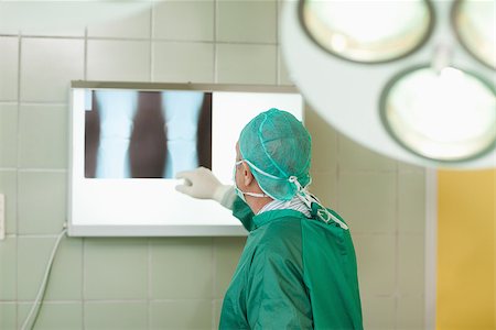 simsearch:400-06734621,k - Surgeon checking x-rays in a surgical room Stock Photo - Budget Royalty-Free & Subscription, Code: 400-06733977