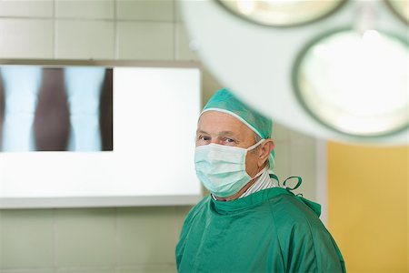 simsearch:400-06734621,k - Surgeon standing next to a x-ray light in a surgical room Stock Photo - Budget Royalty-Free & Subscription, Code: 400-06733978