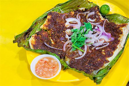 simsearch:400-06750784,k - Stingray Fish with Sambal Chili Paste Sauce with Chopped Onions Cilantro and Fermented Shrimp Dipping Sauce Photographie de stock - Aubaine LD & Abonnement, Code: 400-06745296