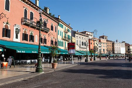 Restaurants and Cafes on Piazza Bra in Verona, Veneto, Italy Foto de stock - Royalty-Free Super Valor e Assinatura, Número: 400-06745317