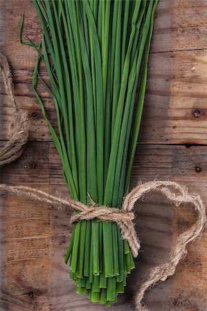 simsearch:400-05678242,k - Bunch green onion chives, tied with a rope on the old wooden surface Foto de stock - Super Valor sin royalties y Suscripción, Código: 400-06745601