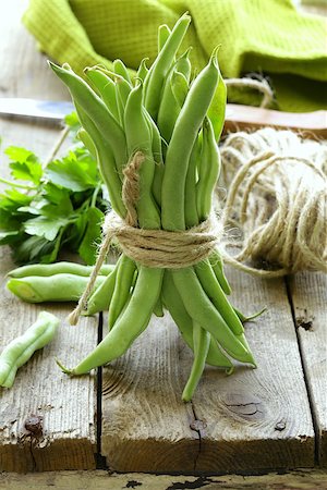 simsearch:400-05705062,k - green peas on a wooden table, rustic style Photographie de stock - Aubaine LD & Abonnement, Code: 400-06748484